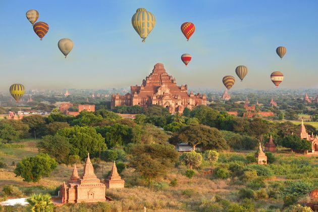 In een heteluchtballon boven Bagan, het culturele hart van Myanmar\u00a9 jaturump - Adobe Stock
