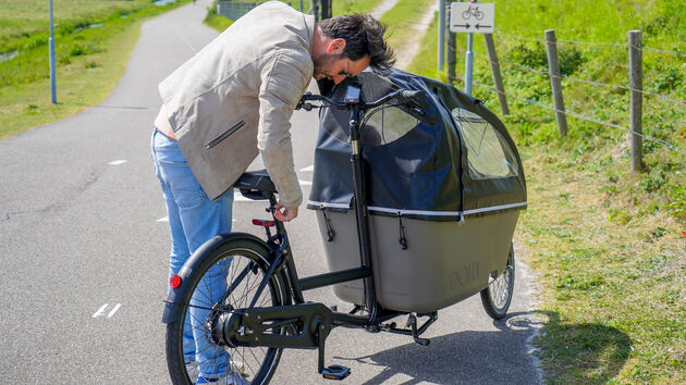 De fiets op de standaard zetten, is even wennen, maar staat daarna wel super stabiel.