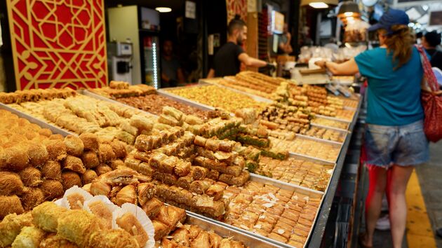 We kunnen geen nee zeggen, op de Machane Yehuda markt moeten van onze gids Baklava proeven