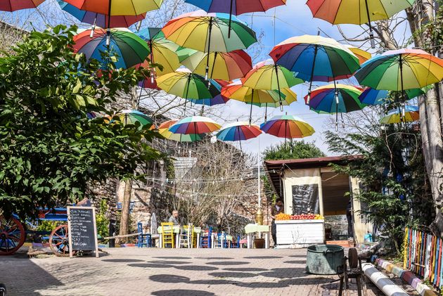 Aan leuke restaurants in Istanbul geen gebrek: zoals deze in de wijk Balat met kleurrijke paraplu`s