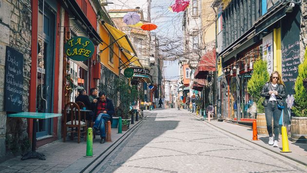 Vodina Caddesi is de hoofdstraat van de wijk