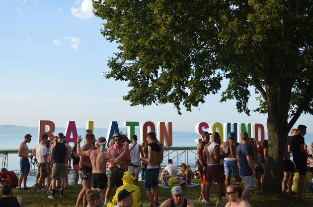 Chillen, feesten, maar vooral veel selfies en foto\u2019s bij de letters \u2018BALATON SOUND\u2019