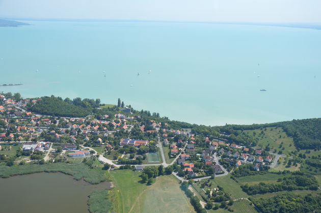 Van bovenaf zie je pas echt hoe blauw het water van het Balatonmeer is!