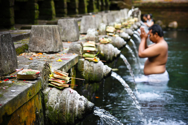 De watertempel wordt als heilig beschouwd en dus komen de Balinezen er graag een bad nemen