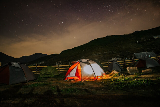 <em>Tijdens de wandeltocht slaap je in een tent op afgelegen, unieke plekken.<\/em>