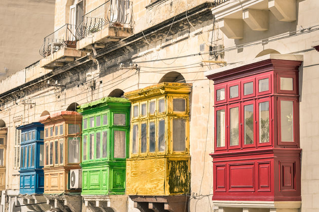 Kleurrijke balkons in Valletta \u00a9 mirko - Adobe Stock