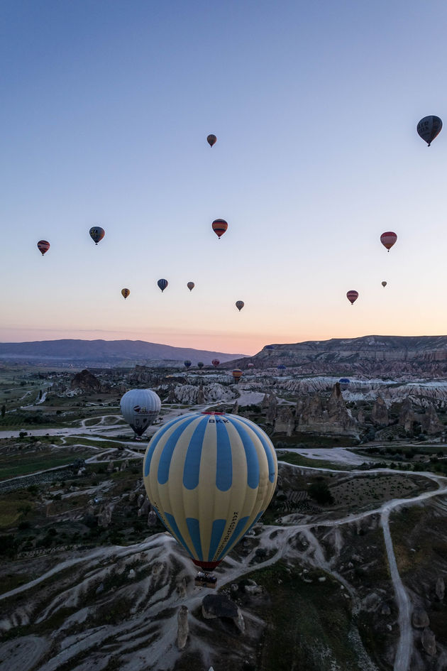 Zwevend tussen tientallen andere luchtballonen