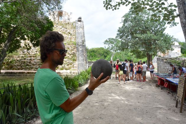 Met deze zware bal speelden de Maya`s vroeger een spel