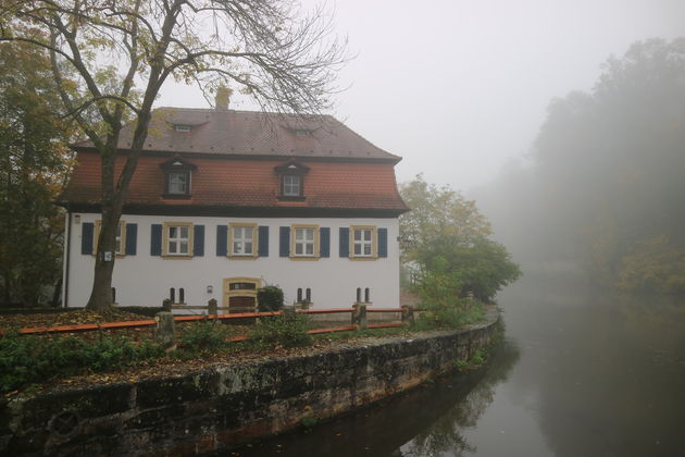 <em>Prachtige plaatjes van de stad langs het water in de ochtendmist<\/em>