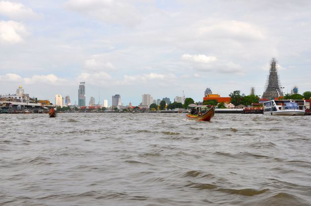 <em>De skyline van Bangkok vanaf het water<\/em>