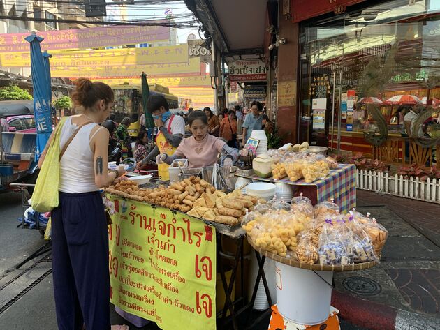 <em>Eten in Thailand doe je op straat en zeker in Bangkok`s enorme Chinatown.<\/em>