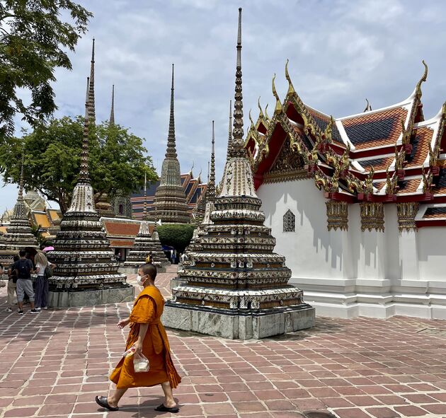 <em>Een monnik bij \u00e9\u00e9n van de mooie tempels in Bangkok.<\/em>
