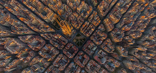 De Sagrada Familia in Barcelona vanuit de lucht