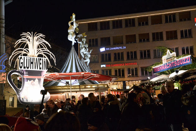 Het is druk op de kerstmarkt en je moet geduld hebben voor je gl\u00fchweintje