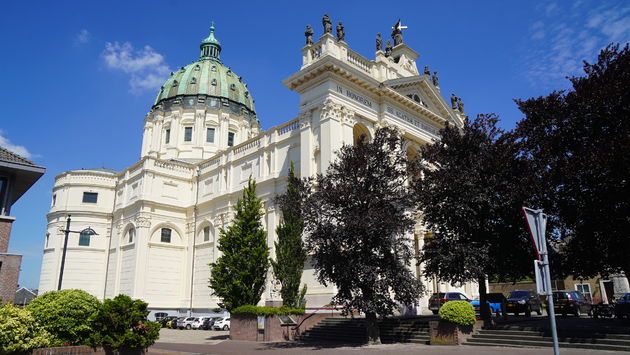 Bedenk dat de St. Pieter in Rome 4x groter is