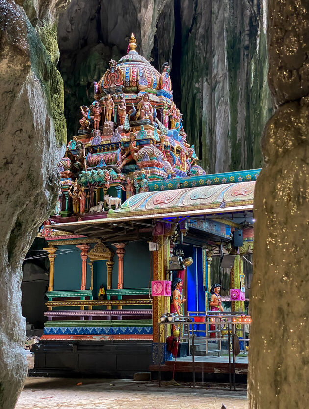 Bovenaan in de grootste grot vind je deze prachtige tempel