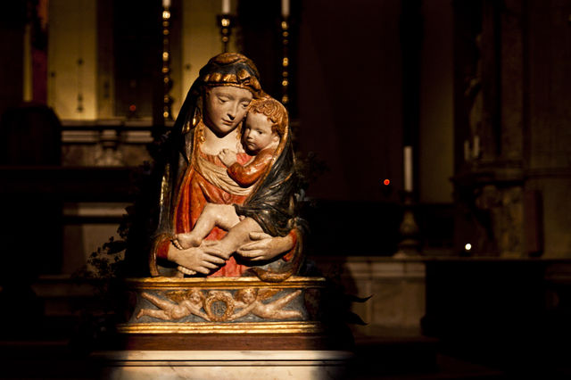 Foto genomen uit de hand, in een kerk: ISO 1000, diafragma 2,8 en sluitertijd 1\/30 seconde