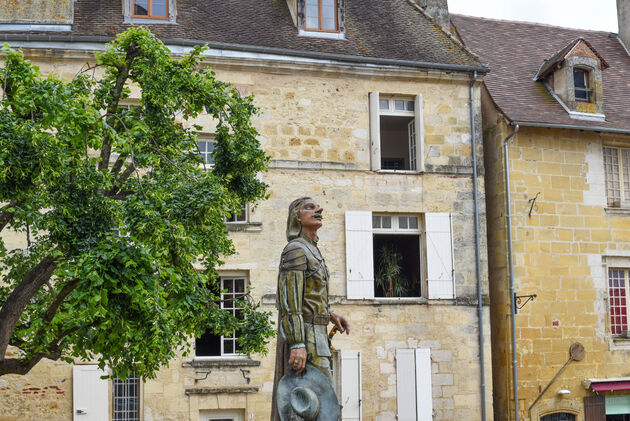 Het standbeeld van Cyrano de Bergerac op Place P\u00e9lissi\u00e8re