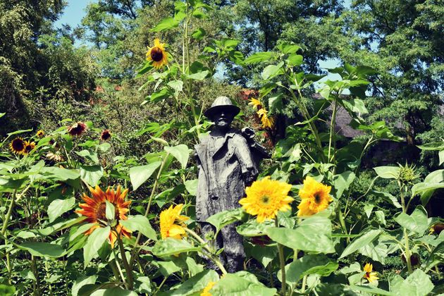 Beeldje van Vincent van Gogh tussen de zonnebloemen in