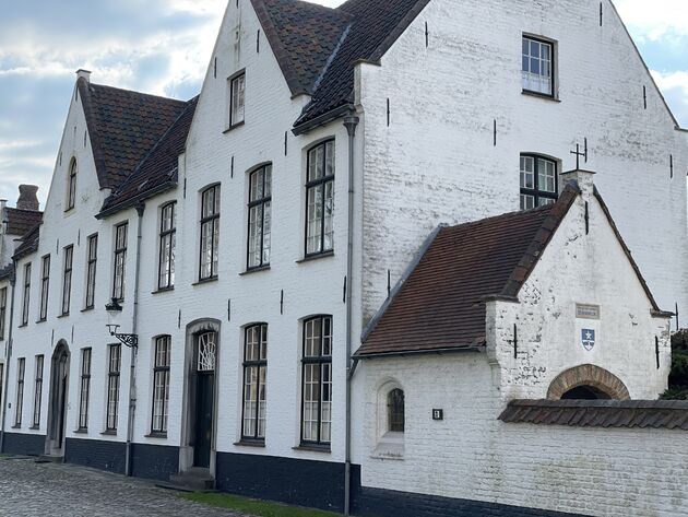 <em>Opvallende witgeschilderde huizen in het Begijnhof.<\/em>