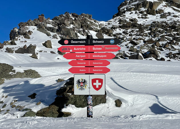 <i>De grens van Oostenrijk en Zwitserland, bovenop de berg.<o:p><\/o:p></i>