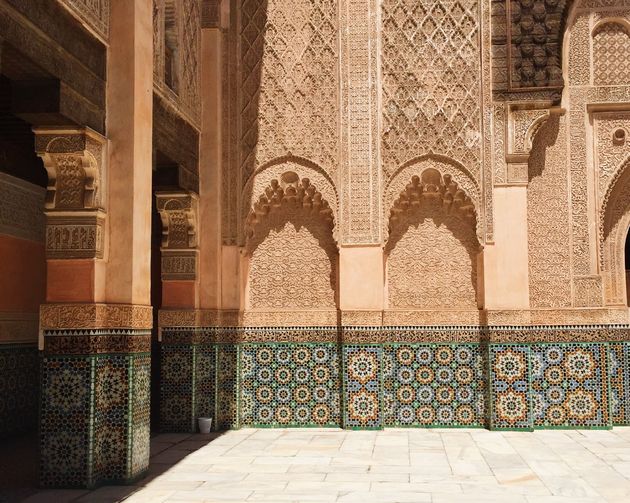 Houtsnijwerk en moza\u00efek in Ben Youssef Madrassa<u><\/u>