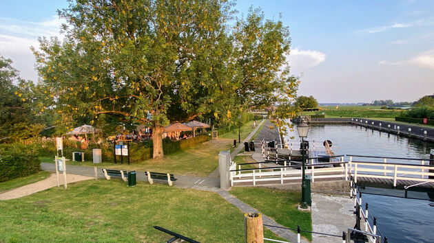 Het terras van Beneden Sas is een van de leukste plekken in West-Brabant