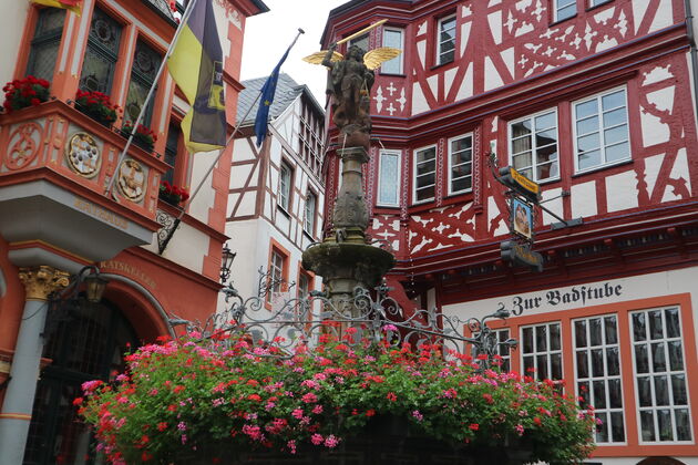 <em>Je kijkt je ogen uit in de kleurrijke oude stad van Bernkastel-Kues<\/em>