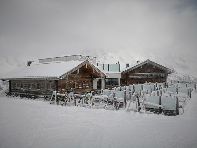 Besneeuwde berghutten in Ski Amade