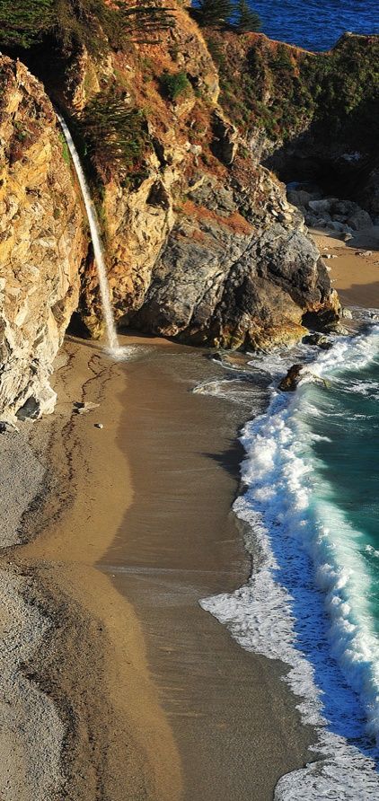 8. Big Sur, California, bekend om zijn steile rotswanden en hoge golven.