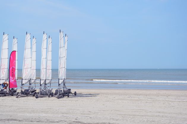 De karts staan klaar om, met behulp van wind, hard over het strand te razen. Durf jij het aan?