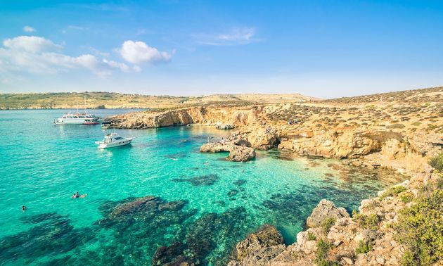 Ga met een bootje naar de Blue Lagoon op Comino, vlakbij Malta