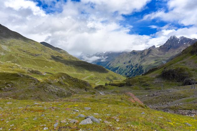 Het uitzicht is schitterend - en als je goed kijkt zie je de bochtige weg ook lopen