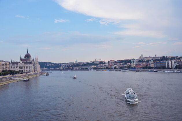 De Donau deelt de stad in Boeda en Pest