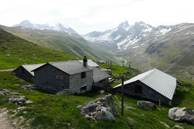 Een verlaten boerderij hoog in de bergen