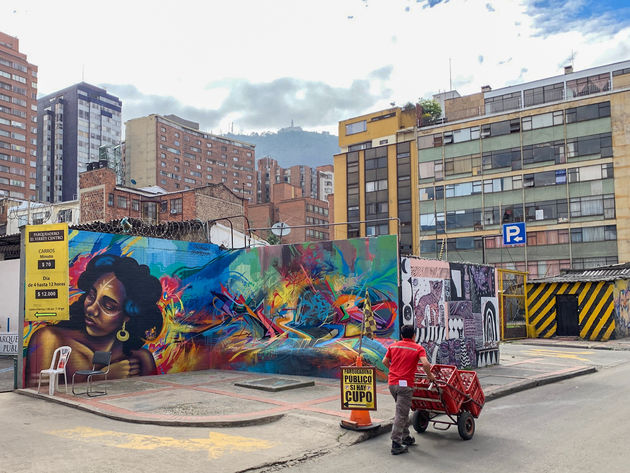 Graffiti zie je door de hele stad. Bogota is een soort `street art-openluchtmuseum`.