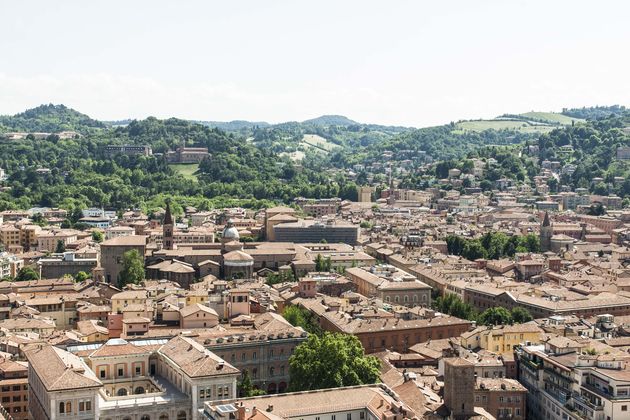 Uitzicht op Bologna en de groene heuvels