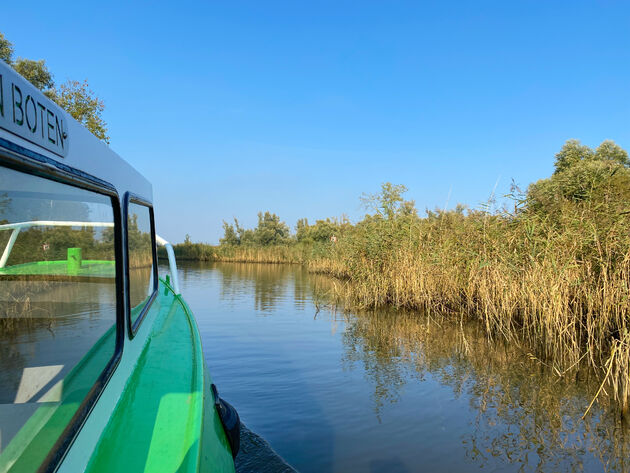 Huur een bootje (in bijvoorbeeld Drimmelen) en ga zelf het water op