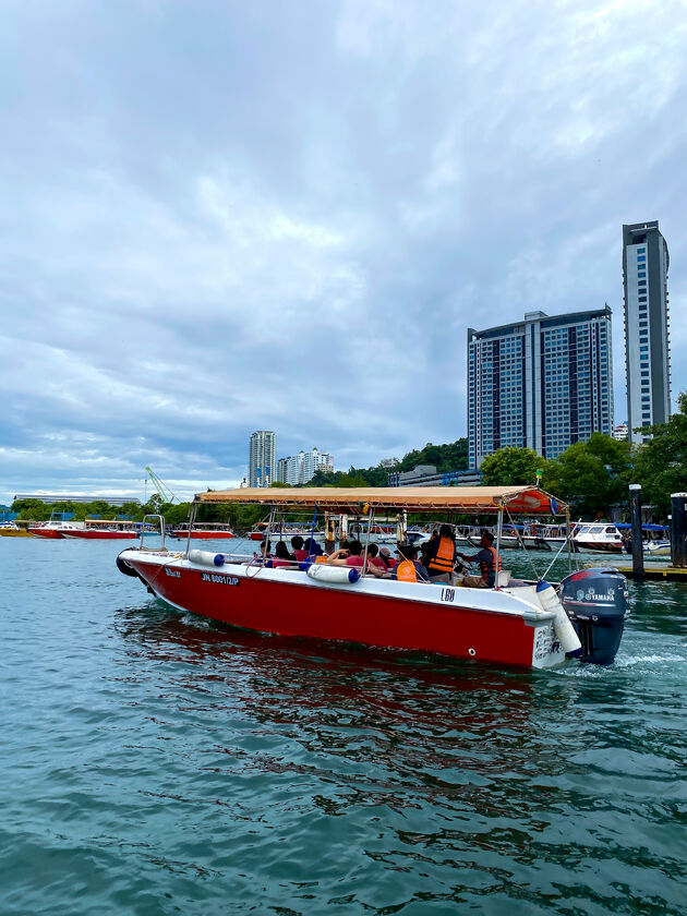 Je neemt de boot vanaf het vasteland in de stad Kota Kinabalu naar dit paradijselijke eiland