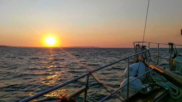 Genieten van de zonsondergang op de boot terug van Comino naar Malta