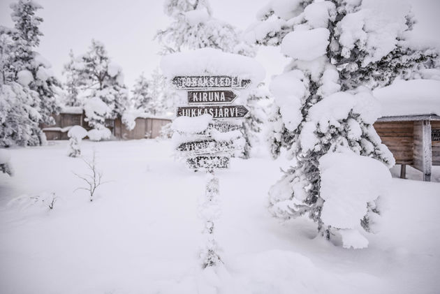 Dikke laag sneeuw, zelfs op de bordjes