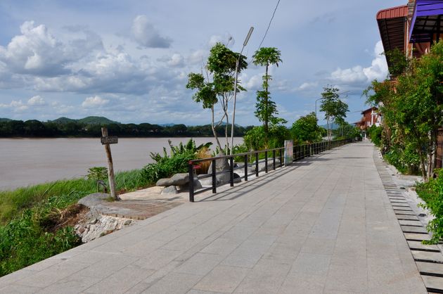 De boulevard van Chiang Khan, naast de Mekong