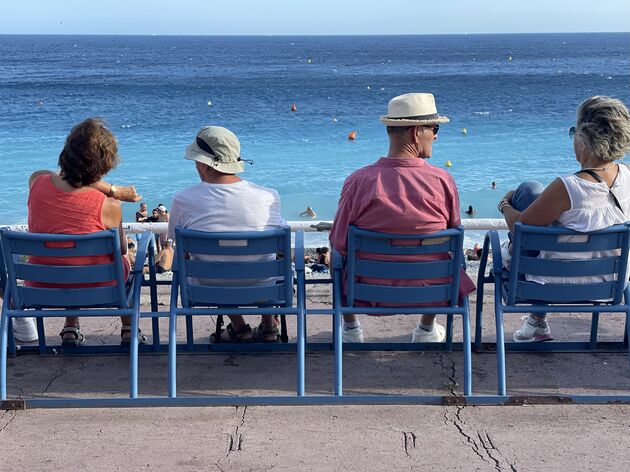 Neem tussen de locals en toeristen plaats op een blauw stoeltje aan de Boulevard des Anglais