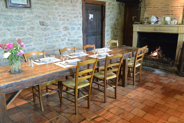 Lunchen aan een typisch Bourgondische tafel bij Ferme Auberge des Collines