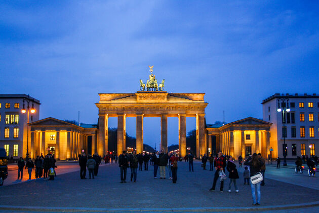 Wandel `s avonds onder de Brandenburger Tor door, dan is `ie mooi verlicht