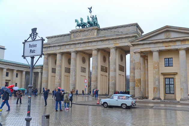 Natuurlijk stopt deze bus ook bij een van de bekendste plekken van Berlijn: De Brandenburger Tor