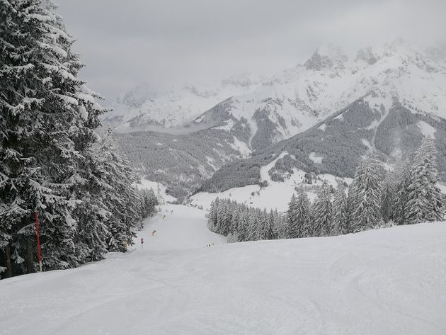 Brede en uitgestrekte pistes in Hochk\u00f6nig