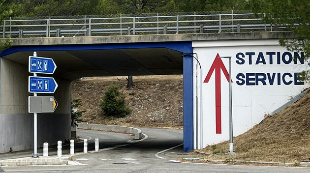 Bij Aire de Cambarette ligt het laadstation aan de andere kant van de weg