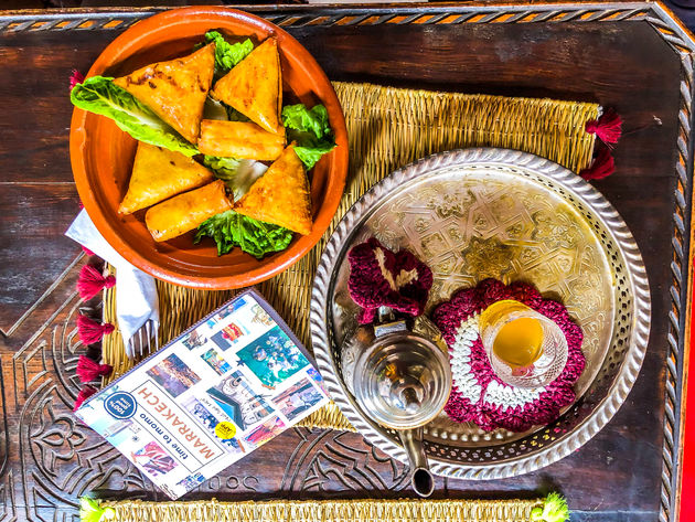 Proef zeker ook wat van het lekkere Marokkaanse eten, bijvoorbeeld Briwat