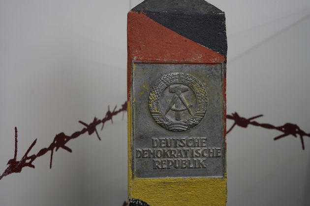 In het museum vind je o.a. deze oude grenspaal van de DDR